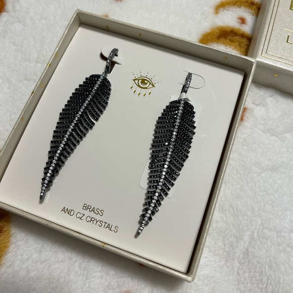 Black Feather Earrings NWT - Picture 2 of 4